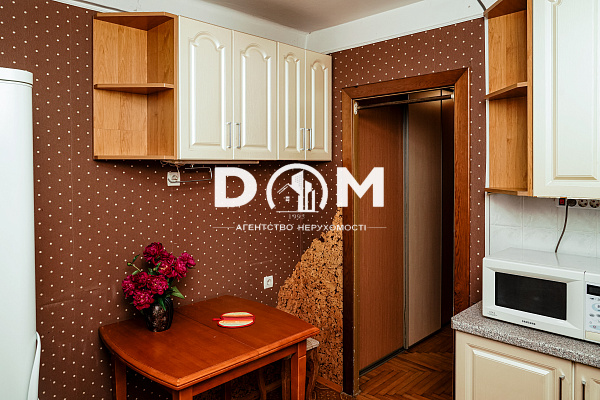 Продаж 2-кімнатна . Тулузи,26.